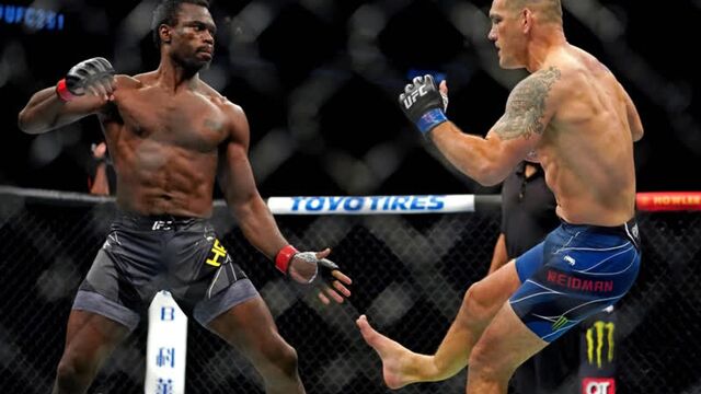 Жуткая травма, соперник в шоке: Крис Вайдман - Юрайя Холл | UFC 261 | FightSpace