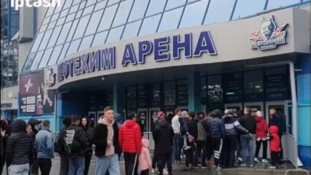 Бесконечная очередь у ледового дворца Нижнекамска