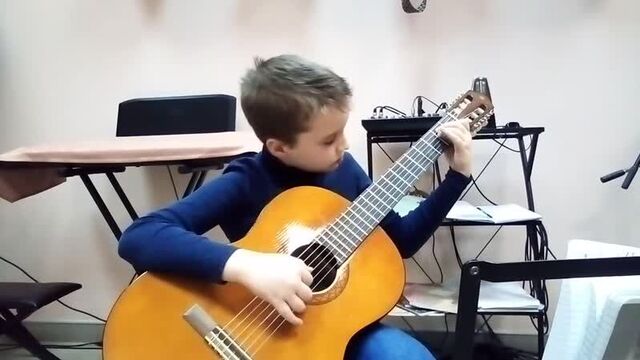 Артем Алферьев 8 лет, «Ёлочка-ёлка, лесной аромат». Разучиваем аккомпанемент.