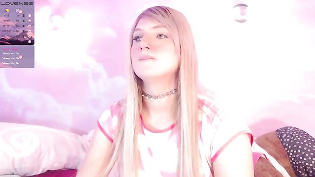 Angelica Gis performs on webcam and shows her holes in a stunning display