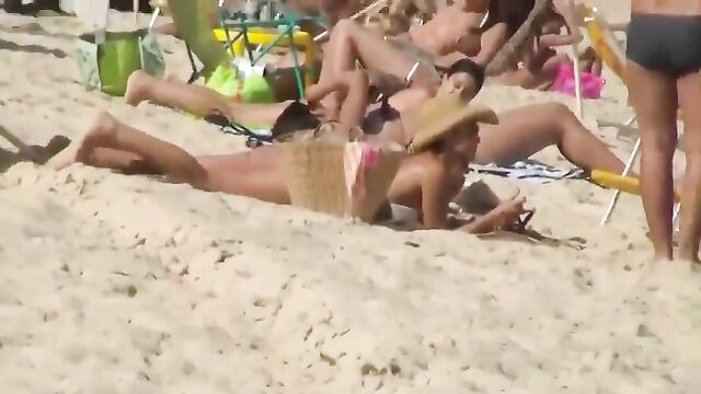 Tourist lucked out while filming Juliana Paes on the beach