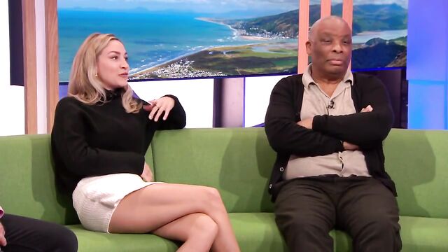 Chelsea Edge's hot legs wank challenge is fucking amazing!