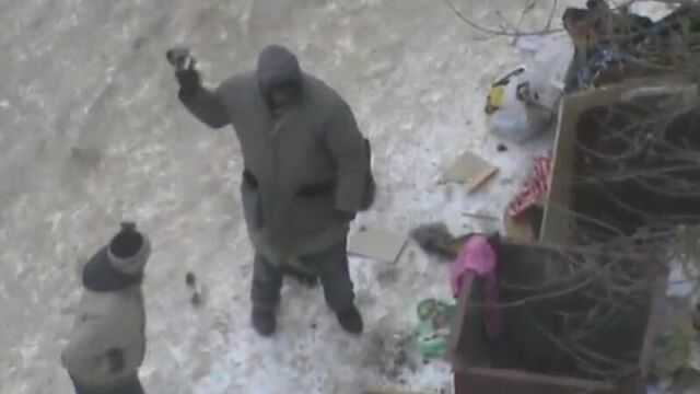 Бомжи у мусорки нашли тряпки в мусорке — мусор — Геннадий Горин из города Орла ( Город Орёл ) 2017 год