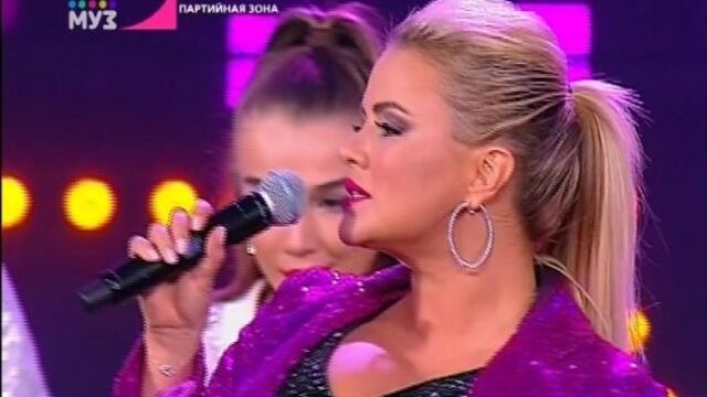 Анна Семенович - Партийная Zona МУЗ-ТВ (2018) Голая? Нет: грудь, декольте