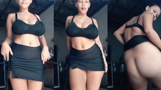 A daring woman got caught while she was shopping publicly