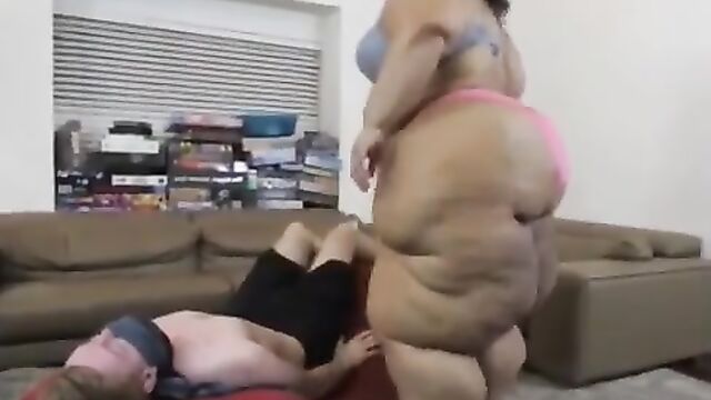 Bbw woman saddled her man’s face like a bitch