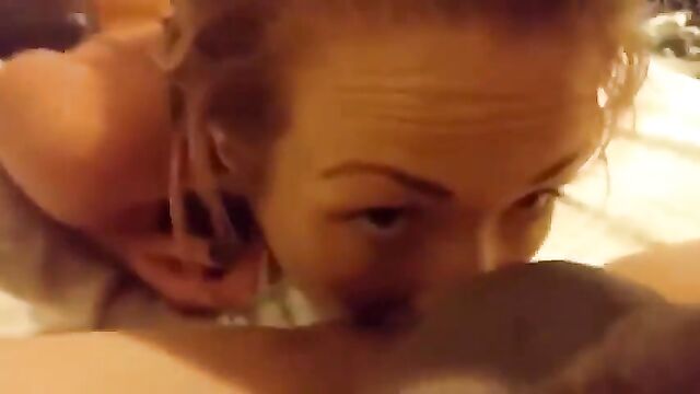 Girl is fucking with her boyfriend on the phone