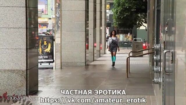 Стриптиз на улице. Карла