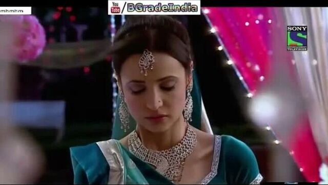 Sanaya Irani Hottest Romance Navel Show & Hot Kiss Video