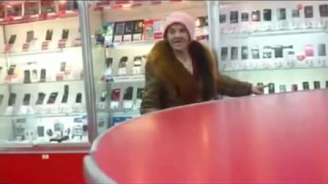 Бабка в салоне связи МТС.