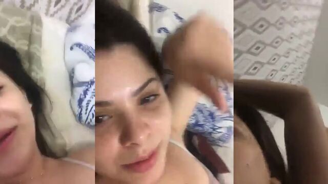 A novinha safada gets full of desire in the live show