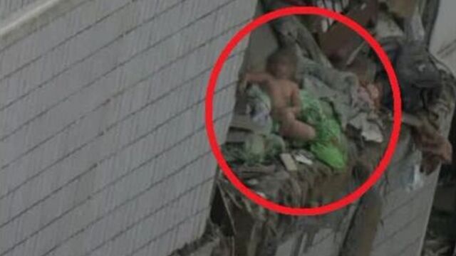 Выжившая после взрыва в девятиэтажке девочка сидит на краю обломков окна и просит помощи!