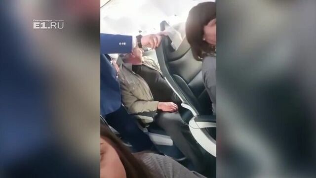 В самолете Екатеринбург – Анталья пассажиры скрутили дебошира