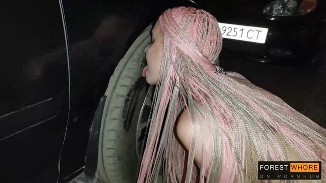 Гуляет голой в городе и облизывает всё подряд Forest Whore Night naked walk, licking public toilet and public fetishes [2020-07]