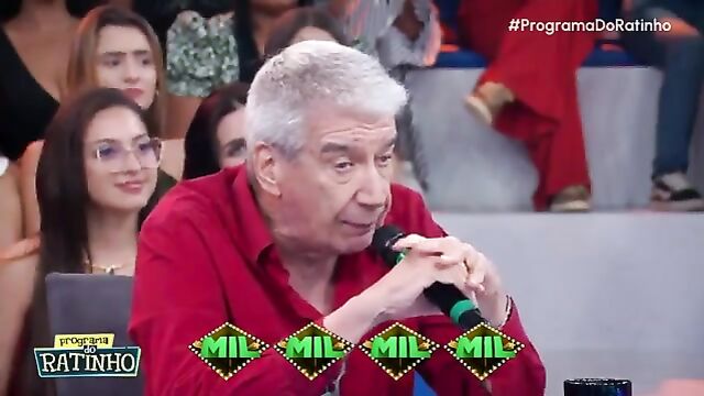 A almost naked girl almost had a bad time on Ratinho's stage
