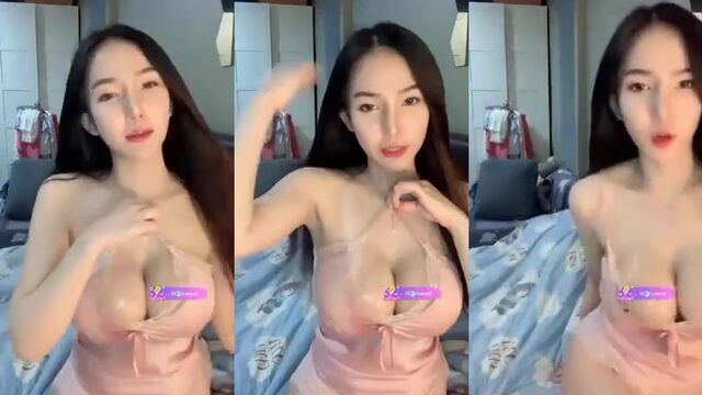 A sexy girl performing on Bigo VJ live show
