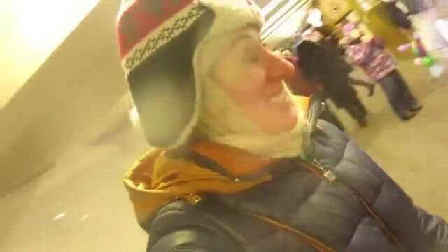 Анна Мацкевич Юрьевна снимает видео — Собака спит в метро