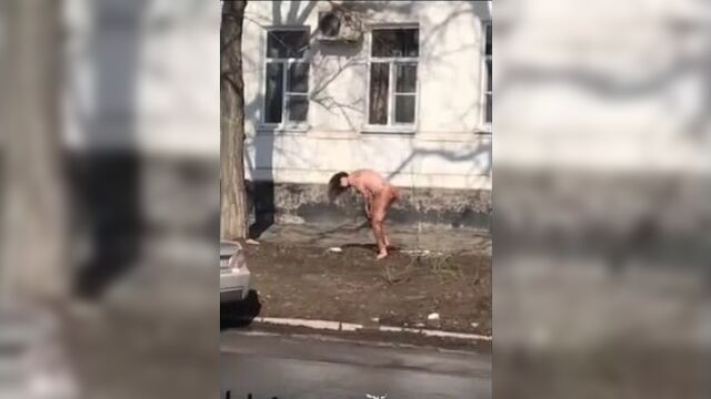 Голая девушка на улице Таганрог купается в луже