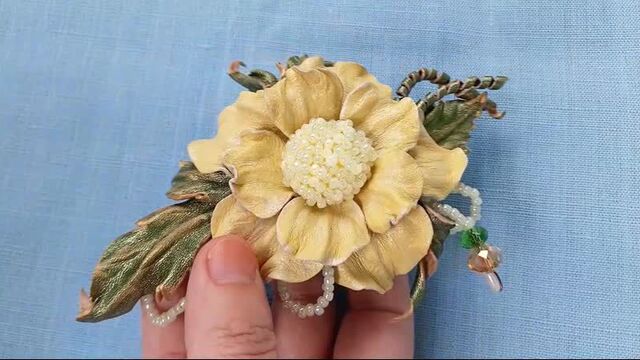 Брошь из натуральной кожи "Медовые росы"