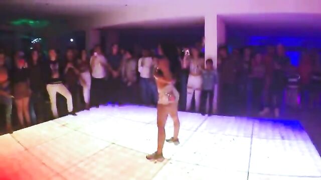 A sexy girl was twerking her ass in front of the camera