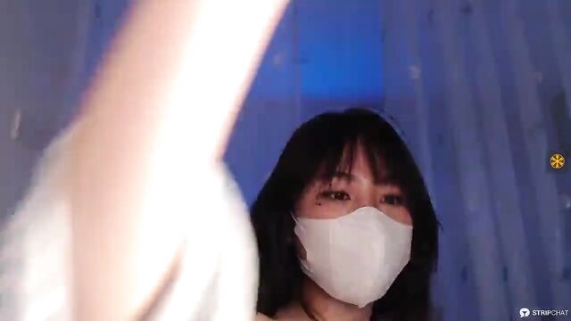 Onee-Chew performs on webcam with incredible skill