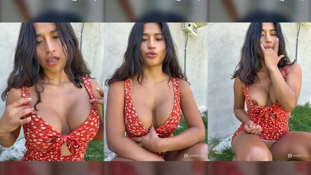 This hot babe masturbates on her webcam show