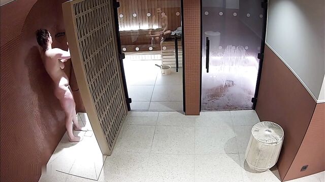 Public sauna session turns into couples’ quickie