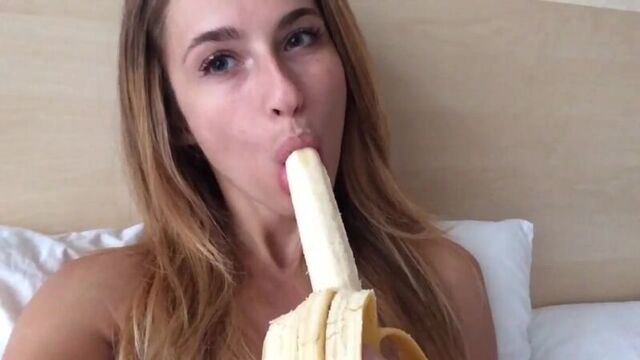 Cara Mell заглатывает банан, звезда порно модель