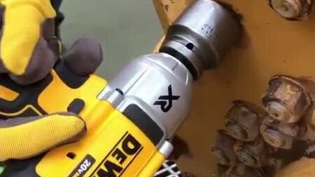 Бесщёточный аккумуляторный ударный гайковерт DEWALT DCF897N
