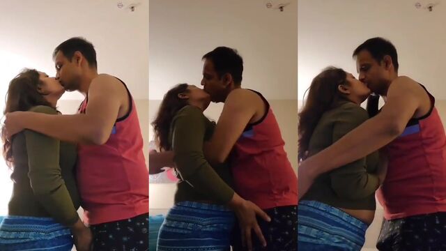 Hot desi NRI MILF Ridhi in steamy bath videos