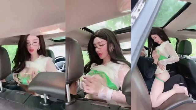 Pan Jiaojiao is too naughty, she should not play with food and toys together