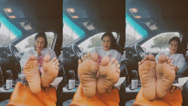 Rapunzel gets her feet worshiped and gives footjobs in this hot video
