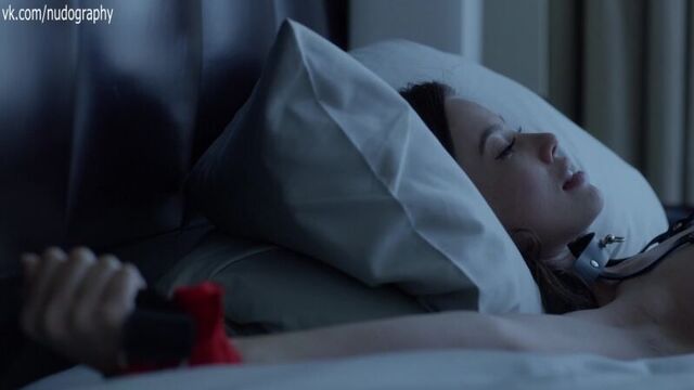 Стефани Корнелиуссен (Stephanie Corneliussen) в сериале "Мистер Робот" (Mr. Robot, 2016) - Сезон 2 / Серия 2 (s02e02) 1080p