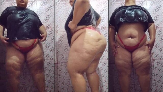 Gabriela is an amateur BBW who loves to show her huge boobs