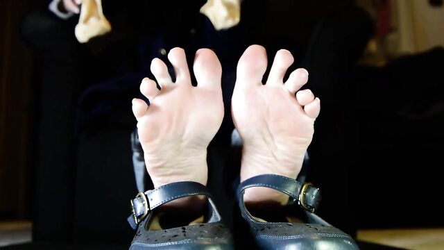 Stinky soles with a hot mature woman, MommyJoline