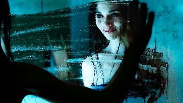 Тёмное зеркало — Русский трейлер (2019) / США / триллер / ужасы / Джейсон Айзекс / Мира Сорвино / Индиа Айсли / Look Away / 18+