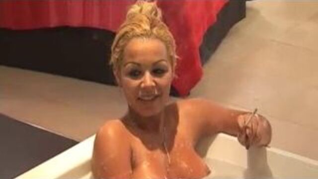 Amanda- Nude Bath and Shower with Brian from De Gouden Kooi