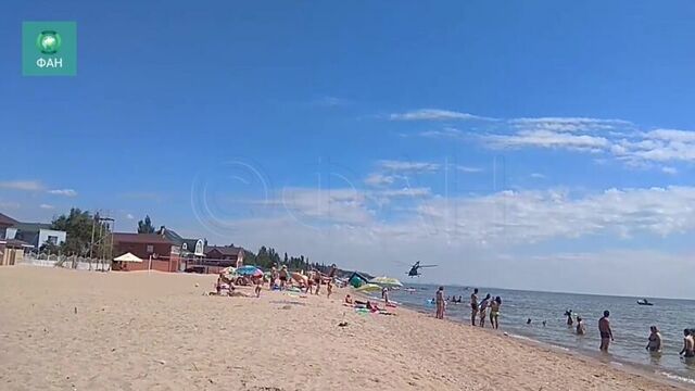 Бреющий полет вертолета ВСУ над отдыхающими на пляже в Мариуполе попал на видео