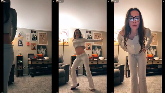 Petite white girl twerks on TikTok live stream