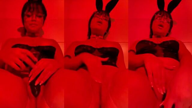 A very nice amateur girl with a beautiful body masturbates