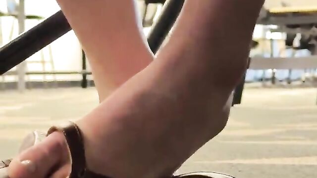 Sexy feet in flip flops, a stunning sight to behold ??