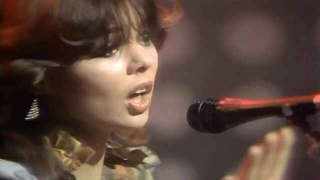 "Арабески" ("Arabesque"). Песня - "В ту пятницу" ("Last Friday Night")...