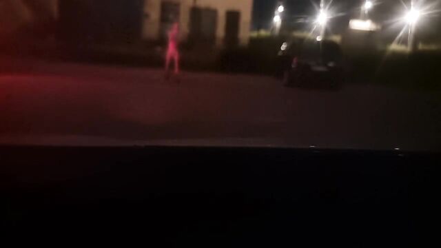 I expose myself in front of the cars, a daring act