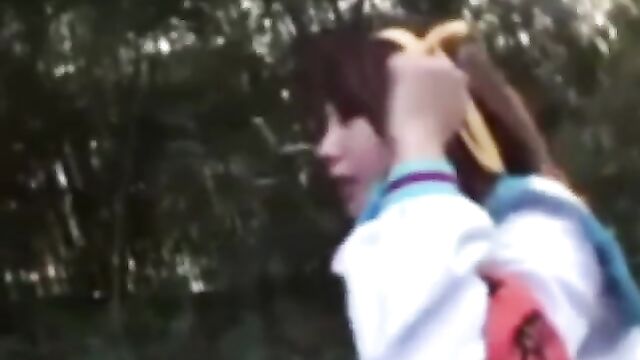 The girl in the Haruhi Suzumiya costume is twerking her ass