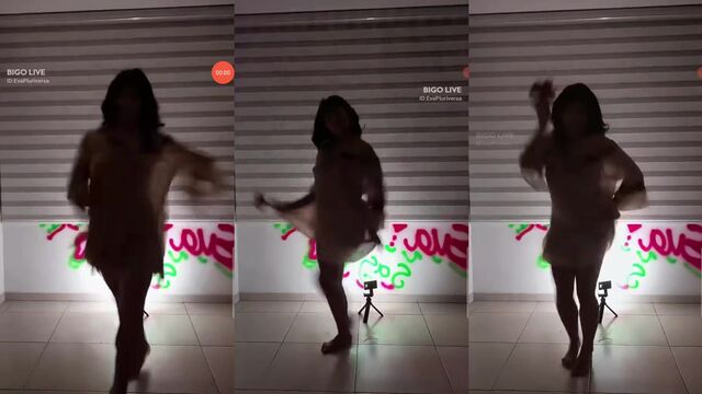 Hot cam show with a sexy redhead stretching her pussy until she squirts