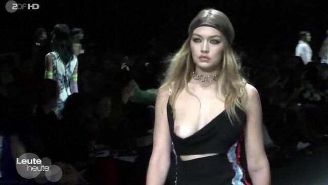 Джиджи Хадид (Gigi Hadid) с голой грудью на показе Versace в Милане, 26/02/2016