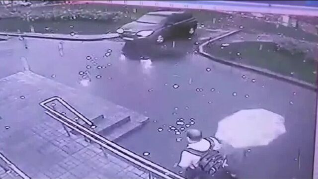 В Петербурге от удара молнии начался огненный дождь