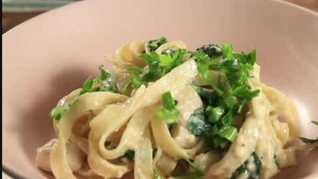 Макароны с курицей в сливочном соусе