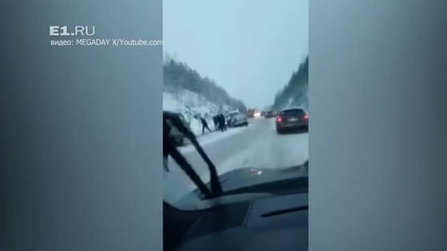 На трассе Екатеринбург - Серов Renault влетел в грузовик