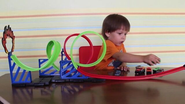 HOT WHEELS Темка распаковывает игровой набор ХОТ ВИЛС мертвая петля
